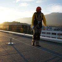 Horizontales Seilsicherungssystem ALTILIGNE bei VERTIC auf Bitumenmembran