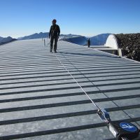 Horizontales Seilsicherungssystem BATILIGNE bei VERTIC auf Blechdach